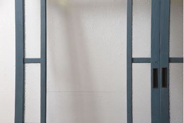 昭和初期のガラス戸2枚をリペア&カスタム!高さと幅をリサイズし、吊り戸仕様に変更。現状に合わせてくすんだ青色にペイント仕上げ。(引き戸、建具、色ガラス)