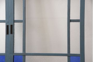昭和初期のガラス戸2枚をリペア&カスタム!高さと幅をリサイズし、吊り戸仕様に変更。現状に合わせてくすんだ青色にペイント仕上げ。(引き戸、建具、色ガラス)