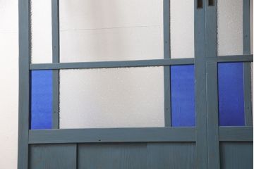 昭和初期のガラス戸2枚をリペア&カスタム!高さと幅をリサイズし、吊り戸仕様に変更。現状に合わせてくすんだ青色にペイント仕上げ。(引き戸、建具、色ガラス)