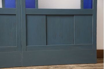 昭和初期のガラス戸2枚をリペア&カスタム!高さと幅をリサイズし、吊り戸仕様に変更。現状に合わせてくすんだ青色にペイント仕上げ。(引き戸、建具、色ガラス)