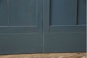 昭和初期のガラス戸2枚をリペア&カスタム!高さと幅をリサイズし、吊り戸仕様に変更。現状に合わせてくすんだ青色にペイント仕上げ。(引き戸、建具、色ガラス)