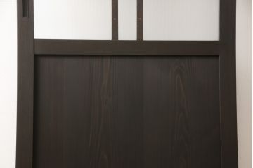 ガラス扉をリペア&カスタム!高さと幅をリサイズし、デザインを変更。ガラスはダイヤガラスと銀モールガラスを使用。引手、V字戸車を取り付け。濃い茶色に着色仕上げ。(ドア、建具)
