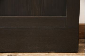 ガラス扉をリペア&カスタム!高さと幅をリサイズし、デザインを変更。ガラスはダイヤガラスと銀モールガラスを使用。引手、V字戸車を取り付け。濃い茶色に着色仕上げ。(ドア、建具)