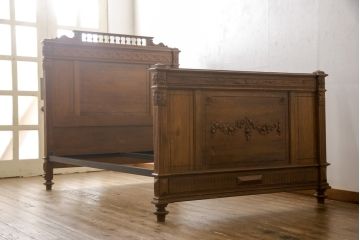 ベッドフレームをリペア&カスタム!リサイズし、木部を1トーン落ち着いた色味に着色仕上げ。(ダブル)