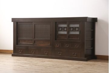明治期の近江水屋箪笥キャビネットをリペア&カスタム!天板の出っ張りを取り外し、棚板を新材に交換。引き戸の網をガラスに交換。1トーン落ち着いた色味に着色仕上げ。(収納棚、戸棚、食器棚、サイドボード)