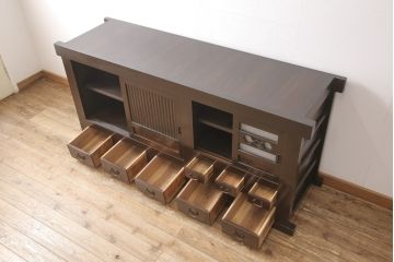 明治期の近江水屋箪笥キャビネットをリペア&カスタム!天板の出っ張りを取り外し、棚板を新材に交換。引き戸の網をガラスに交換。1トーン落ち着いた色味に着色仕上げ。(収納棚、戸棚、食器棚、サイドボード)