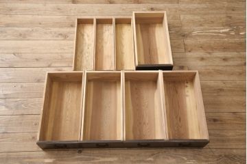 明治期の近江水屋箪笥キャビネットをリペア&カスタム!天板の出っ張りを取り外し、棚板を新材に交換。引き戸の網をガラスに交換。1トーン落ち着いた色味に着色仕上げ。(収納棚、戸棚、食器棚、サイドボード)