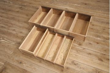 明治期の近江水屋箪笥キャビネットをリペア&カスタム!天板の出っ張りを取り外し、棚板を新材に交換。引き戸の網をガラスに交換。1トーン落ち着いた色味に着色仕上げ。(収納棚、戸棚、食器棚、サイドボード)