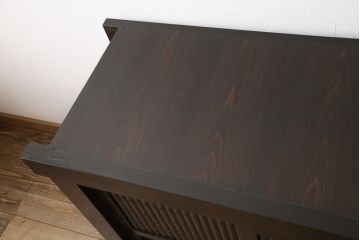 明治期の近江水屋箪笥キャビネットをリペア&カスタム!天板の出っ張りを取り外し、棚板を新材に交換。引き戸の網をガラスに交換。1トーン落ち着いた色味に着色仕上げ。(収納棚、戸棚、食器棚、サイドボード)
