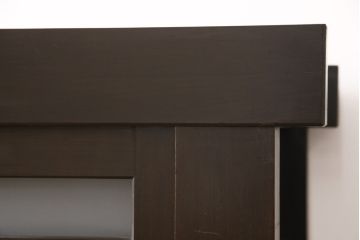 明治期の近江水屋箪笥キャビネットをリペア&カスタム!天板の出っ張りを取り外し、棚板を新材に交換。引き戸の網をガラスに交換。1トーン落ち着いた色味に着色仕上げ。(収納棚、戸棚、食器棚、サイドボード)