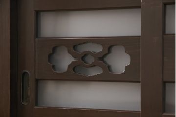 明治期の近江水屋箪笥キャビネットをリペア&カスタム!天板の出っ張りを取り外し、棚板を新材に交換。引き戸の網をガラスに交換。1トーン落ち着いた色味に着色仕上げ。(収納棚、戸棚、食器棚、サイドボード)