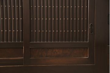 明治期の近江水屋箪笥キャビネットをリペア&カスタム!天板の出っ張りを取り外し、棚板を新材に交換。引き戸の網をガラスに交換。1トーン落ち着いた色味に着色仕上げ。(収納棚、戸棚、食器棚、サイドボード)