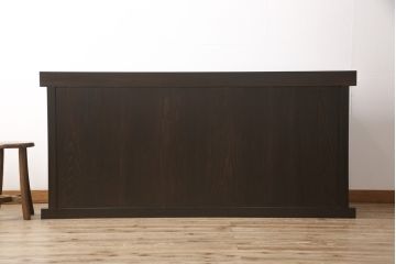 明治期の近江水屋箪笥キャビネットをリペア&カスタム!天板の出っ張りを取り外し、棚板を新材に交換。引き戸の網をガラスに交換。1トーン落ち着いた色味に着色仕上げ。(収納棚、戸棚、食器棚、サイドボード)
