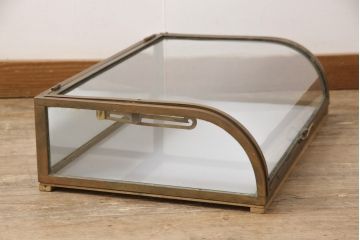 フランスアンティークの卓上ショーケースの見た目を変えずに綺麗にリペア!現状の味わいを残したまま、可動部を調整。(ガラスケース、店舗什器)