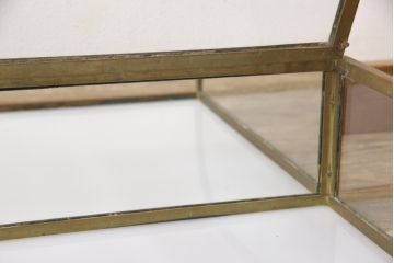 フランスアンティークの卓上ショーケースの見た目を変えずに綺麗にリペア!現状の味わいを残したまま、可動部を調整。(ガラスケース、店舗什器)