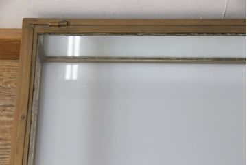 フランスアンティークの卓上ショーケースの見た目を変えずに綺麗にリペア!現状の味わいを残したまま、可動部を調整。(ガラスケース、店舗什器)