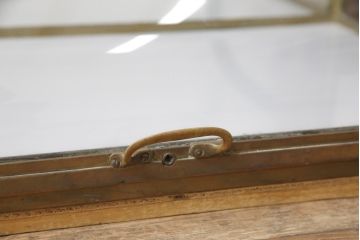 フランスアンティークの卓上ショーケースの見た目を変えずに綺麗にリペア!現状の味わいを残したまま、可動部を調整。(ガラスケース、店舗什器)