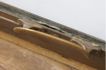 フランスアンティークの卓上ショーケースの見た目を変えずに綺麗にリペア!現状の味わいを残したまま、可動部を調整。(ガラスケース、店舗什器)