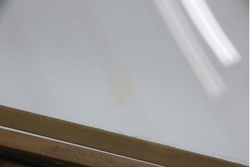 フランスアンティークの卓上ショーケースの見た目を変えずに綺麗にリペア!現状の味わいを残したまま、可動部を調整。(ガラスケース、店舗什器)
