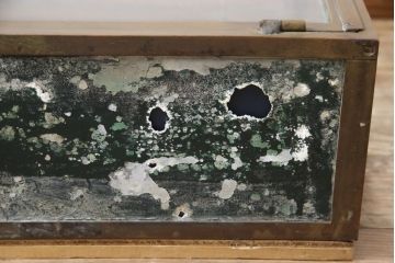 フランスアンティークの卓上ショーケースの見た目を変えずに綺麗にリペア!現状の味わいを残したまま、可動部を調整。(ガラスケース、店舗什器)