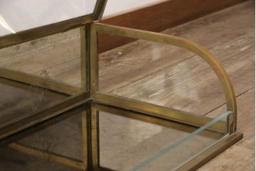 フランスアンティークの卓上ショーケースの見た目を変えずに綺麗にリペア!経年変化をそのままに、可動部のみ調整。(ガラスケース、Rガラス、陳列棚)