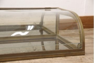 フランスアンティークの卓上ショーケースの見た目を変えずに綺麗にリペア!経年変化をそのままに、可動部のみ調整。(ガラスケース、Rガラス、陳列棚)