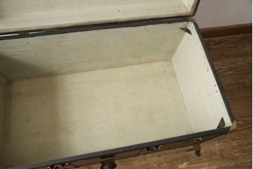 昭和初期の船トランクの見た目を変えずに綺麗にリペア!破損個所は取り外し、可動部を調整。(ローテーブル、センターテーブル、収納、ディスプレイ)