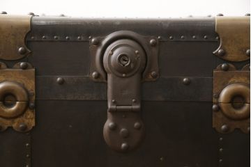 昭和初期の船トランクの見た目を変えずに綺麗にリペア!破損個所は取り外し、可動部を調整。(ローテーブル、センターテーブル、収納、ディスプレイ)