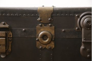 昭和初期の船トランクの見た目を変えずに綺麗にリペア!破損個所は取り外し、可動部を調整。(ローテーブル、センターテーブル、収納、ディスプレイ)