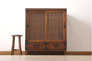 岩谷堂箪笥の収納棚をリペア&カスタム!本体の色味に近づけて着色した木製脚を取り付け。(戸棚、水屋箪笥、茶たんす、茶棚、キャビネット)