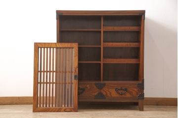 岩谷堂箪笥の収納棚をリペア&カスタム!本体の色味に近づけて着色した木製脚を取り付け。(戸棚、水屋箪笥、茶たんす、茶棚、キャビネット)