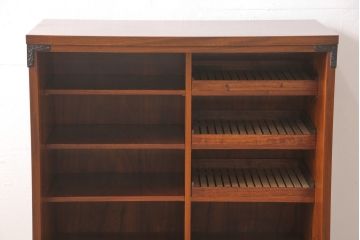 岩谷堂箪笥の収納棚をリペア&カスタム!本体の色味に近づけて着色した木製脚を取り付け。(戸棚、水屋箪笥、茶たんす、茶棚、キャビネット)