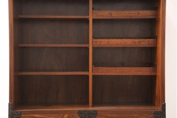 岩谷堂箪笥の収納棚をリペア&カスタム!本体の色味に近づけて着色した木製脚を取り付け。(戸棚、水屋箪笥、茶たんす、茶棚、キャビネット)