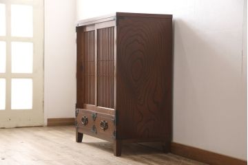 岩谷堂箪笥の収納棚をリペア&カスタム!本体の色味に近づけて着色した木製脚を取り付け。(戸棚、水屋箪笥、茶たんす、茶棚、キャビネット)