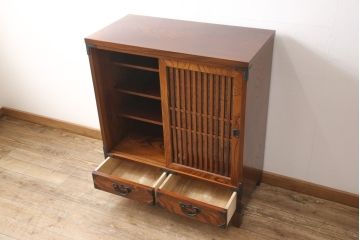 岩谷堂箪笥の収納棚をリペア&カスタム!本体の色味に近づけて着色した木製脚を取り付け。(戸棚、水屋箪笥、茶たんす、茶棚、キャビネット)