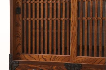 岩谷堂箪笥の収納棚をリペア&カスタム!本体の色味に近づけて着色した木製脚を取り付け。(戸棚、水屋箪笥、茶たんす、茶棚、キャビネット)