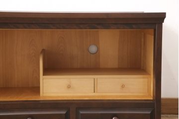 北海道民芸家具のサイドボードをリペア&カスタム!天板に新材を乗せて補強し、背面に配線用の穴あけ加工。新材部分を本体の色味に合わせて着色し仕上げ。(テレビ台、収納棚、ローボード、テレビボード)