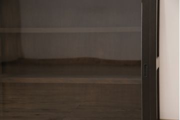 戸棚をリペア&カスタム!ヒノキ無垢材の天板を取り付け、現状の色味に合わせて着色し、ワックスで仕上げ。(収納棚、キャビネット、サイドボード)