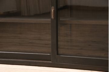 戸棚をリペア&カスタム!ヒノキ無垢材の天板を取り付け、現状の色味に合わせて着色し、ワックスで仕上げ。(収納棚、キャビネット、サイドボード)