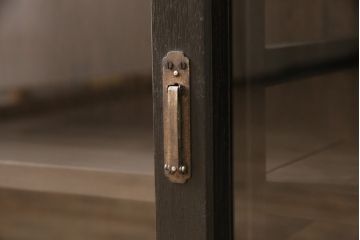 戸棚をリペア&カスタム!ヒノキ無垢材の天板を取り付け、現状の色味に合わせて着色し、ワックスで仕上げ。(収納棚、キャビネット、サイドボード)