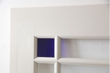 木製ドアをリペア&カスタム!リサイズし、中央ガラスをすりガラスに差し替え。既存のドアレバーを取り外して埋木処理し、アンティークの引手金具を取り付け。本体をアンティークホワイトでペイント仕上げ。(扉、建具)