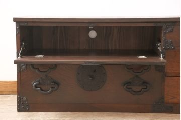 米沢箪笥をリペア&カスタム!ヒノキ無垢材の天板を取り付け、上段の引き出しをフラップダウン式扉に変更しローボードにリメイク。杢目が残るように現状の色味をベースに着色仕上げ。(時代箪笥、テレビ台、ローボード、収納箪笥)
