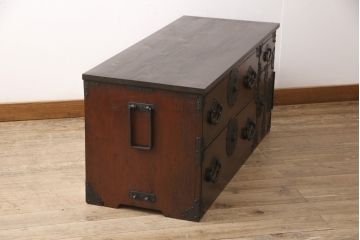 米沢箪笥をリペア&カスタム!ヒノキ無垢材の天板を取り付け、上段の引き出しをフラップダウン式扉に変更しローボードにリメイク。杢目が残るように現状の色味をベースに着色仕上げ。(時代箪笥、テレビ台、ローボード、収納箪笥)