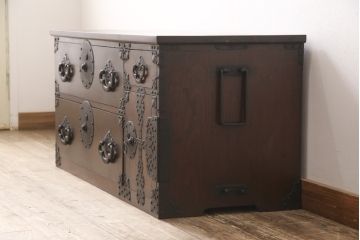 米沢箪笥をリペア&カスタム!ヒノキ無垢材の天板を取り付け、上段の引き出しをフラップダウン式扉に変更しローボードにリメイク。杢目が残るように現状の色味をベースに着色仕上げ。(時代箪笥、テレビ台、ローボード、収納箪笥)