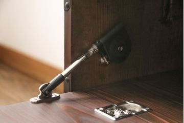 米沢箪笥をリペア&カスタム!ヒノキ無垢材の天板を取り付け、上段の引き出しをフラップダウン式扉に変更しローボードにリメイク。杢目が残るように現状の色味をベースに着色仕上げ。(時代箪笥、テレビ台、ローボード、収納箪笥)