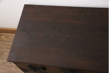 米沢箪笥をリペア&カスタム!ヒノキ無垢材の天板を取り付け、上段の引き出しをフラップダウン式扉に変更しローボードにリメイク。杢目が残るように現状の色味をベースに着色仕上げ。(時代箪笥、テレビ台、ローボード、収納箪笥)