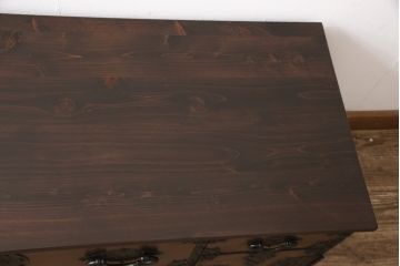 米沢箪笥をリペア&カスタム!ヒノキ無垢材の天板を取り付け、上段の引き出しをフラップダウン式扉に変更しローボードにリメイク。杢目が残るように現状の色味をベースに着色仕上げ。(時代箪笥、テレビ台、ローボード、収納箪笥)