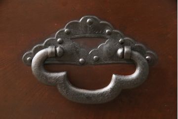 米沢箪笥をリペア&カスタム!ヒノキ無垢材の天板を取り付け、上段の引き出しをフラップダウン式扉に変更しローボードにリメイク。杢目が残るように現状の色味をベースに着色仕上げ。(時代箪笥、テレビ台、ローボード、収納箪笥)