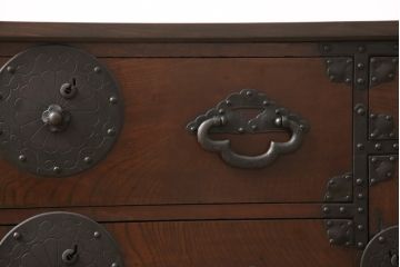 米沢箪笥をリペア&カスタム!ヒノキ無垢材の天板を取り付け、上段の引き出しをフラップダウン式扉に変更しローボードにリメイク。杢目が残るように現状の色味をベースに着色仕上げ。(時代箪笥、テレビ台、ローボード、収納箪笥)
