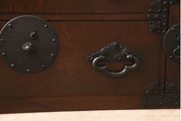 米沢箪笥をリペア&カスタム!ヒノキ無垢材の天板を取り付け、上段の引き出しをフラップダウン式扉に変更しローボードにリメイク。杢目が残るように現状の色味をベースに着色仕上げ。(時代箪笥、テレビ台、ローボード、収納箪笥)